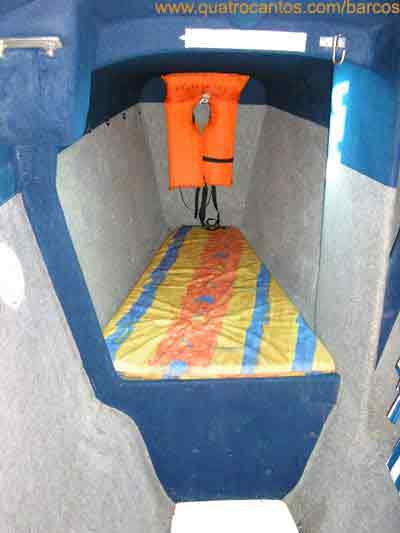 Cabine de proa do catamara Larissa