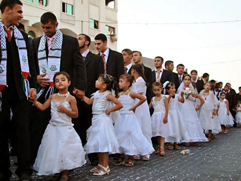 Crianças palestinas em festa de casamento