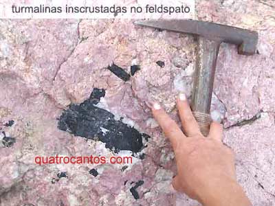 Turmalina incrustada no feldspato